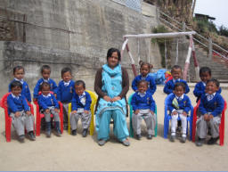 Nursery B mit Klassenlehrerin Suchitra Mukhia