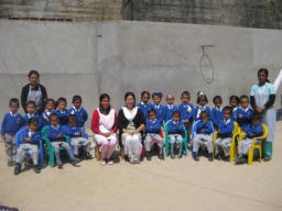 Lower Kindergarden (LKG) mit Klassenlehrerin Sanjeeta Sapkota und assistant-teacher Bimita B. K.
