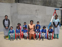 Nursery B mit Klassenlehrerin Suchitra Mukhia